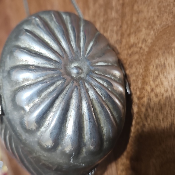 Shell-shaped silver-tone Vintage Clutch with Chain - Picture 2 of 9